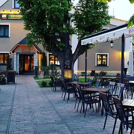 & Restaurant Pod Kastany Krupka