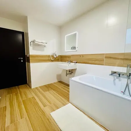 & Restaurant Pod Kastany