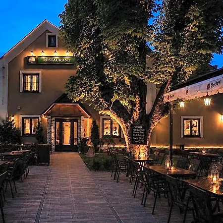 & Restaurant Pod Kastany 3*