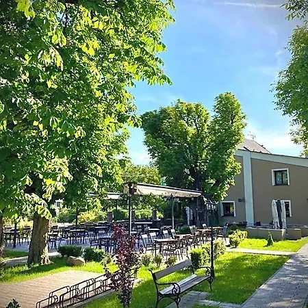 & Restaurant Pod Kastany