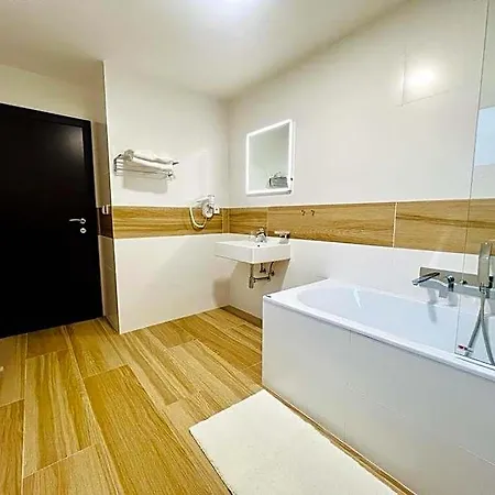& Restaurant Pod Kastany Szálloda Krupka