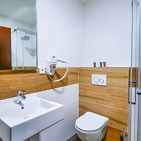 & Restaurant Pod Kastany 3*
