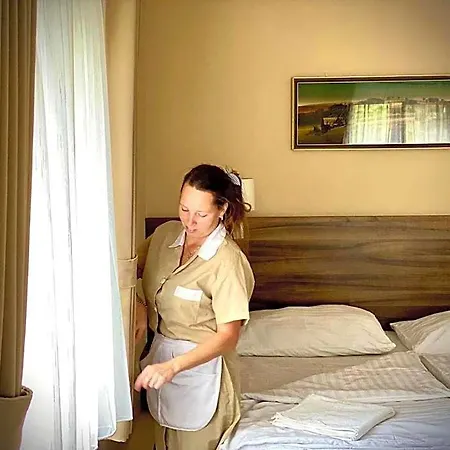 & Restaurant Pod Kastany Szálloda