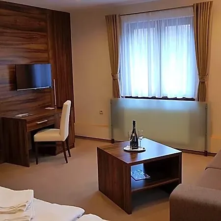 & Restaurant Pod Kastany 3*