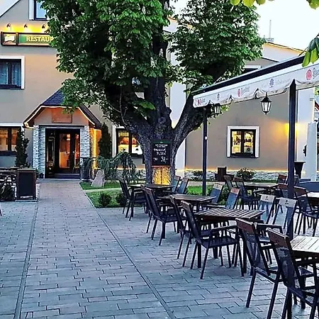 & Restaurant Pod Kastany Krupka
